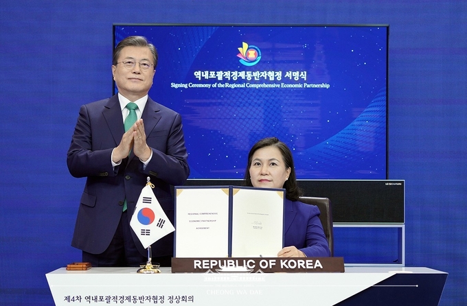 문재인 대통령이 15일 청와대 본관에서 화상회의로 열린 역내포괄적경제동반자협정(RCEP) 정상회의 및 협정 서명식에 참석해 일본의 서명식을 보고 있다 / 자료 청와대 