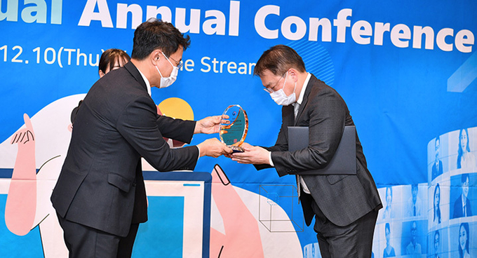 지난 8일 서울 더 스테이트호텔 선유에서 열린 2020 올해의 지식재산경영기업 시상식에서 현대모비스 준법·지식재산실장 최준우 상무(오른쪽)이 김용래 특허청장으로부터 산업통상자원부장관상을 수상하고 있다. 현대모비스 제공