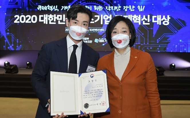 유정범 메쉬코리아 대표(왼쪽), 박영선 중기부 장관 (자료 중소벤처기업부 제공)