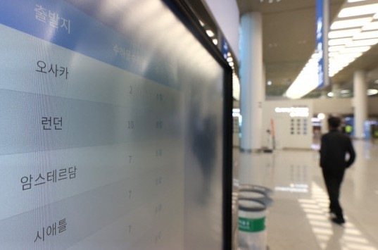24일 오후 인천공항 입국장 전광판에 영국 런던 출발 항공기 도착 관련 정보가 표시돼 있다. 정부는 영국에서 유행 중인 코로나19 변이 바이러스의 국내 전파를 차단하기 위해 연말까지 런던발(發) 인천행 항공편 운항을 일시 중단하기로 했다. 이날 런던발 항공기는 승객없이 화물만 수송했다. 연합뉴스