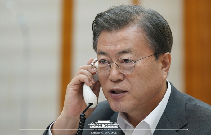 자료 청와대 / 사진은 지난 3일 프랑스 대통령 통화사진 