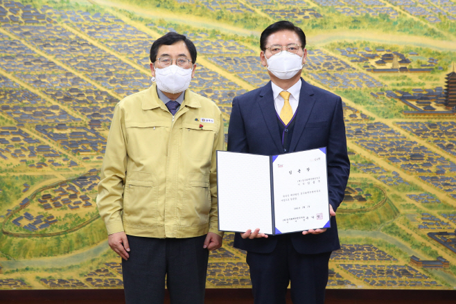 김용국 경주화백컨벤션뷰로 사장(오른쪽)이 경주시청 대외협력실에서 임용장을 수여받고 주낙영 경주시장과 함께 기념촬영하고 있다./제공=(재)경주화백컨벤션뷰로