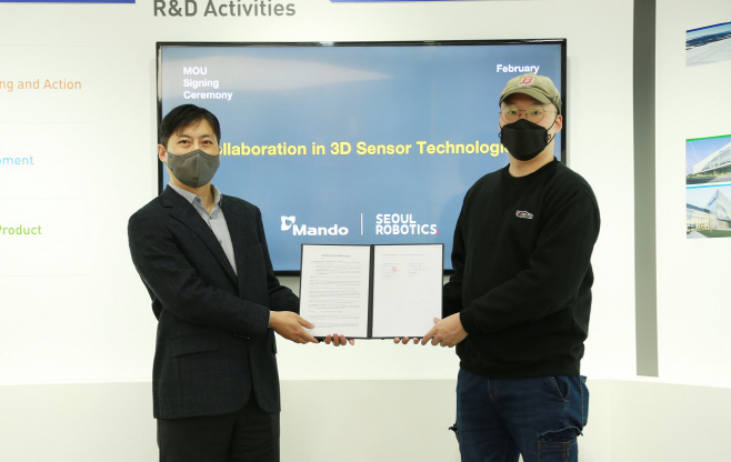 강형진(왼쪽) 만도 ADAS BU R&D 센터장과 이한빈 서울로보틱스 대표가 판교 만도 R&D센터에서 업무협약(MOU) 체결 후 기념촬영을 하고 있다./제공 만도