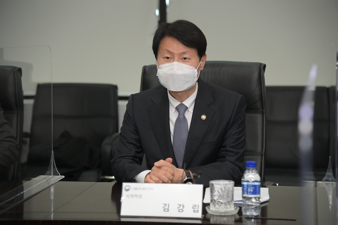 김강립 처장이 8일 인천시 연수구 셀트리온 제2공장을 방문하여 코로나19 항체치료제 생산 현장을 점검하고 철저한 품질 관리를 당부하고 있다../식약처