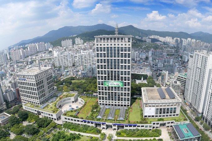 부산시는 지역 중소기업의 화상회의와 재택근무에 필요한 ‘2021년 비대면 전환기업 솔루션 지원사업’을 시행한다고 8일 밝혔다. 사진은 부산시청./부산시제공