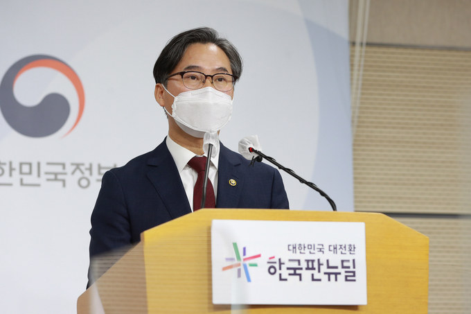 박진규 산업통상자원부 차관은 2021. 2. 17(수) 정부세종청사 14동 제4공용 브리핑룸에서 2.18일 보고하는 “글로벌 경제를 선도하는 산업강국 실현”을 위한 「2021년도 산업통상자원부 정부 업무보고」의 핵심 추진과제인 ‘수출플러스 전환, 한국판 뉴딜 선도, 첨단산업 강국 도약, 탄소중립 에너지혁신, 글로벌 연대·협력’과 관련한 사전브리핑을 가졌다./ 사진 산업부제공