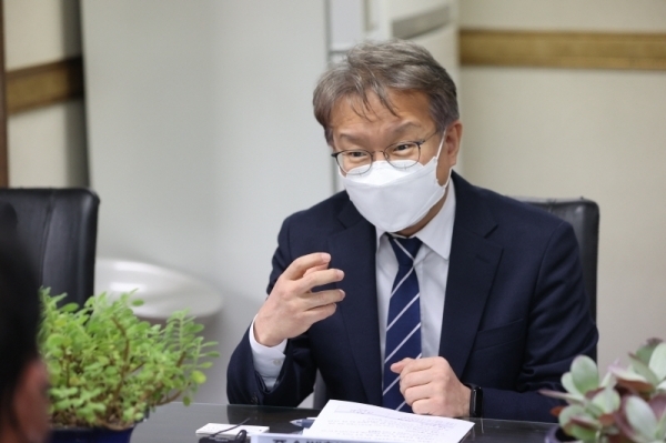 권칠승 중소벤처기업부 장관이 경기도 용인시에 위치한 용주산업을 방문해 업계 대표들과 간담회를 갖고 있다. 사진=중기부