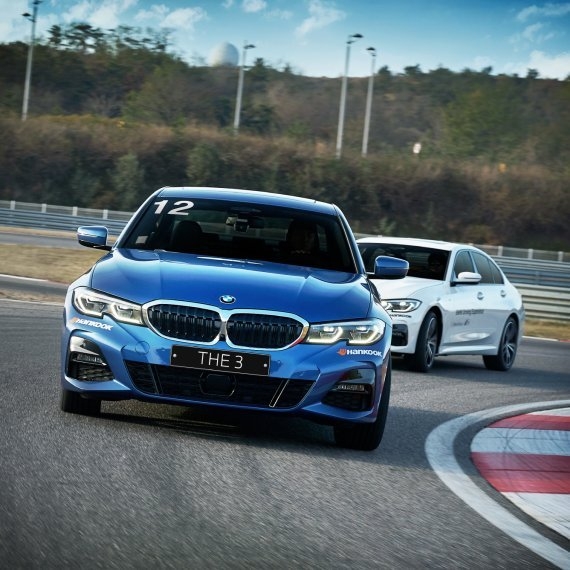 BMW 드라이빙 센터에서 주행중인 차량 모습. 한국타이어앤테크놀로지 제공