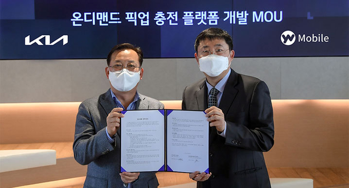 (왼쪽부터) 기아 판촉전략실장 오용진 상무, YW모바일 이영석 대표이사가 기념 촬영하고 있다./기아차 제공
