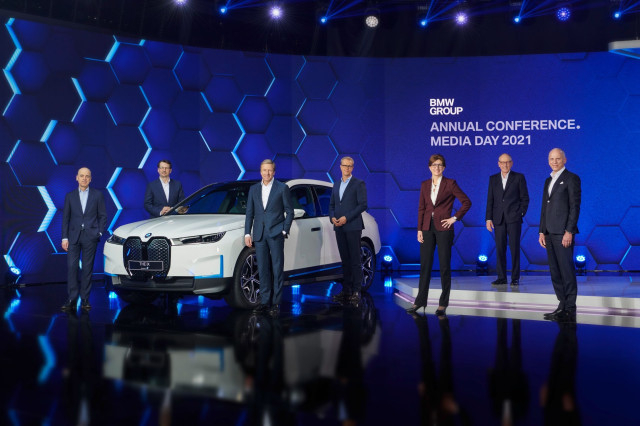 올리버 집세 BMW 그룹 회장(왼쪽에서 세 번쨰)을 비롯한 주요 경영진들이 BMW iX 앞에서 포즈를 취하고 있다.(사진제공=BMW)