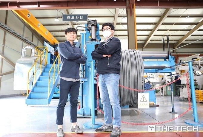 냉각단조 금형의 한계수명 예측 및 모니터링 장비를 개발한 한국생산기술연구원 좌측 서영호 박사와 (주)이화테크원직원 모습