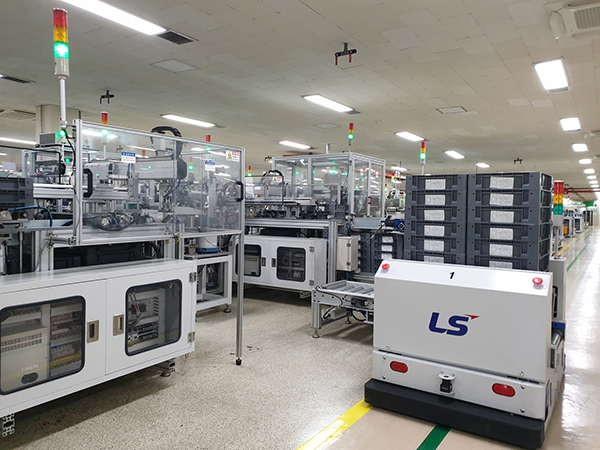LS ELECTRIC 청주 스마트공장에서 무인운반자(AGV)가 생산된 전자접촉기 완제품을 실어 나르고 있다./LS ELECTRIC