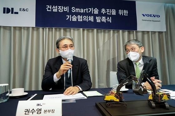 권수영 DL이앤씨 토목사업본부장(왼쪽)과 임재탁 볼보건설기계 총괄부사장이 지난 19일 서울시 여의도 글래드호텔에서 기술협의체 발족식에서 기념촬영을 하고 있다.(볼보그룹코리아 제공)