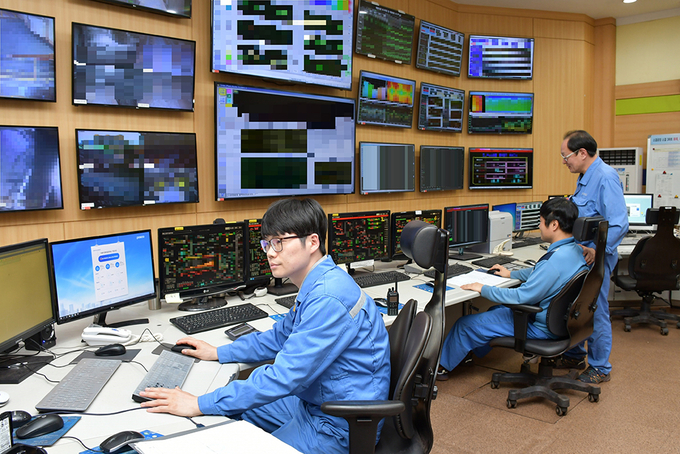포항제철소 2고로 운전실. 연원료 품질 측정, 코크스 물류 분석, 고로 중부 상태 측정, 출선 상태를 실시간으로 측정한다(사진=포항제철소)