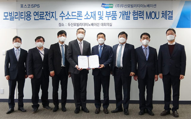 이두순(왼쪽 네 번째) 두산모빌리티이노베이션 대표와 김학용(왼쪽 다섯 번째) 포스코SPS 대표가 24일 용인 두산기술원에서 열린 ‘수소드론 연료전지용 초극박 금속분리판 개발 업무협약(MOU)식’에서 기념사진을 찍고 있다. (사진제공=포스코인터내셔널)