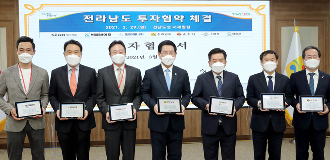 전남도는 29일 도청 서재필실에서 ㈜세아제강, ㈜윈드에너지, 박셀바이오 등 3개 기업과 1150억원 규모의 투자협약을 했다.(사진 왼쪽부터)박원용 ㈜윈드에너지 대표, 이준행 박셀바이오 대표, 이휘령 ㈜세아제강 대표, 김영록 전남도지사, 구충곤 화순군수, 정찬균 나주부시장, 허석 순천시장.사진=전남도 제공