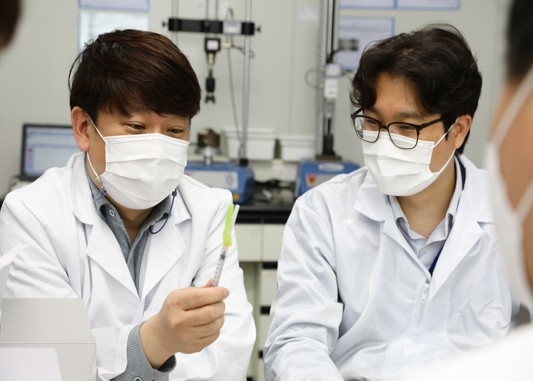 왼쪽부터 윤종덕 기업부설연구소 소장, 김재천 기업부설연구소 과장. 사진 중소벤처기업부 제공