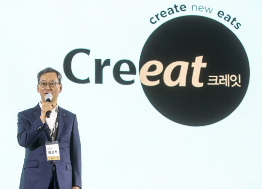 CJ제일제당이 B2B 사업 강화를 위해 신규 브랜드 '크레잇'을 선보인다. 사진은 신규 브랜드를 소개하고 있는<br>
최은석 CJ제일제당 대표.