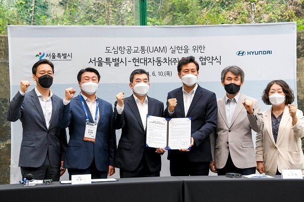 10일 서울 마포구 ‘2021 서울 스마트 모빌리티 엑스포’ 행사장에서 열린 ‘UAM의 성공적 실현 및 생태계 구축 협력을 위한 업무협약(MOU)’ 체결식에서 송재용 현대차 UAM사업추진실 상무, 윤석현 현대차 정책조정팀 전무, 신재원 현대차 UAM사업부 사장, 오세훈 서울시장, 백호 서울시 도시교통실장, 이혜경 서울시 보행친화기획관(왼쪽부터)이 기념촬영을 하고 있다. 