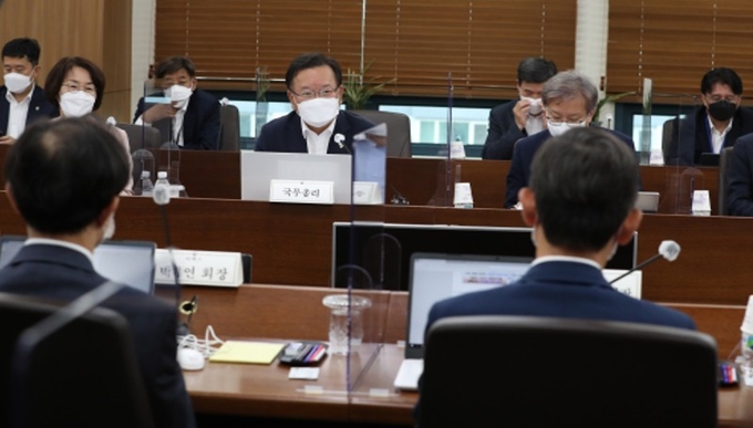 김부겸 국무총리(오른쪽 두번째)가 17일 오후 경기도 성남시 티맥스소프트에서 열린 국정현안점검조정회의에서 모두발언을 하고 있다.