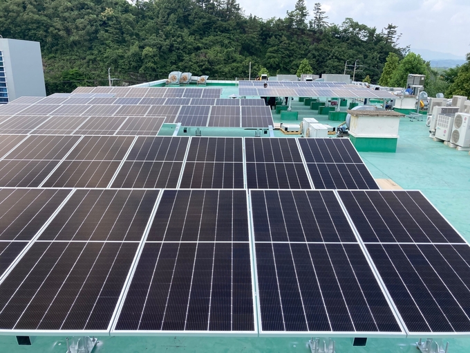 경상남도는 지난 21일 서부청사 보건환경연구원 실험동 옥상에 태양광 발전설비(51.52kw)를 준공해 전기 생산에 들어갔다고 밝혔다.