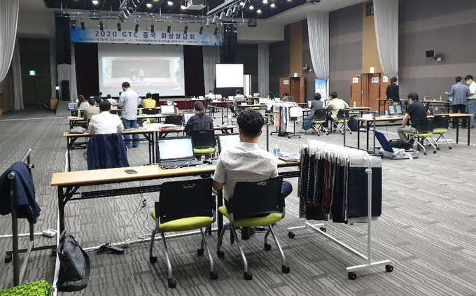 경기섬유종합지원센터에서 열린 2020 GTC 중국 화상상담회에서 참가기업이 중국 바이어와 화상상담을 진행하고 있다.