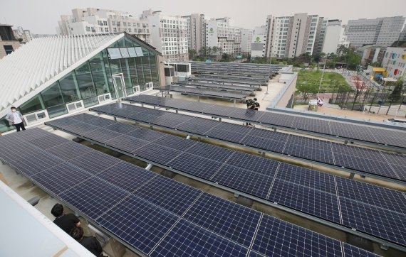 서울 방화대로 공항고등학교 옥상에 설치된 태양광 패널의 모습이다. 서울시 제공