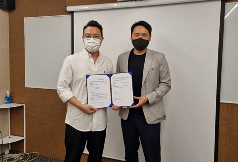 더코퍼레이션 서한울 대표(왼쪽)와 참약사 김병주 대표(오른쪽) (사진=더코퍼레이션)