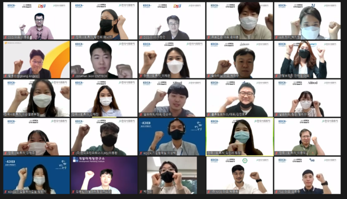 한국사회투자와 KOICA가 함께 한 ‘2021 KOICA CTS Seed 0 초기기업 사업화 교육 프로그램’에서 선정팀 등 참가자들이 기념촬영을 하고 있다. (사진=한국사회투자)