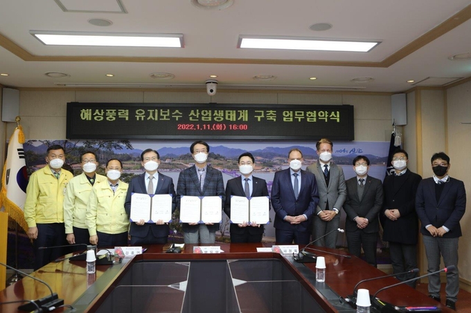 티유브이슈드코리아는 지난 11일 신안군청 회의실에서 신안 해상풍력 유지보수를 위한 산업 생태계 구축 업무협약을 체결했다. 왼쪽 네 번째부터 김홍연 한전KPS 사장(왼쪽 네 번째부터), 박우량 신안군수, 서정욱 티유브이슈드코리아 대표, 페터 빙클러 주한 독일대사관 부대사, 아르네 퀴퍼 주한 독일대사관 경제참사관이 기념촬영을 하고 있다. (사진=티유브이슈드코리아)