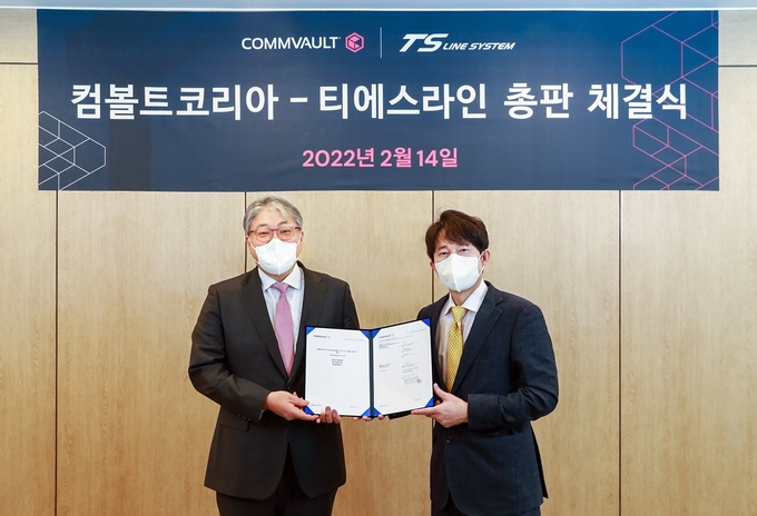 컴볼트코리아와 티에스라인시스템은 2월14일 총판 계약을 체결하고, 국내 지능형 테이터 보호 및 관리 시장 공략에 나선다고 밝혔다. 사진 왼쪽부터 컴볼트코리아 오진욱 지사장, 티에스라인시스템 최국현 대표이사 (사진=컴볼트코리아)