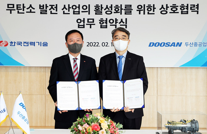 16일 두산중공업 창원 본사에서 열린 협약식에서 한국전력기술 김성암 사장과 두산중공업 정연인 사장 등이 협약서에 서명 후 기념촬영을 하고 있다.