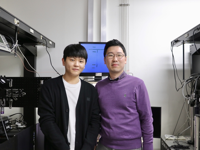 오른쪽부터 DGIST 전기전자컴퓨터공학과 권혁준 교수, 김준일 석박사통합과정생 (사진=DGIST)