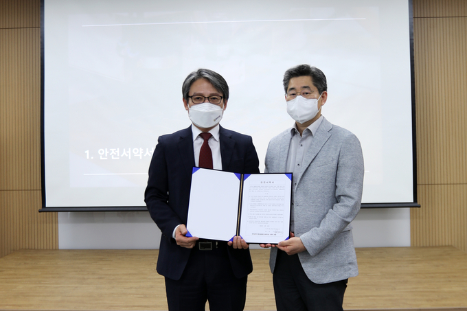 한국공작기계산업협회 김경동 선임본부장(왼쪽)과 로제트엑스포 우상원 대표(오른쪽) (사진=한국공작기계산업협회)