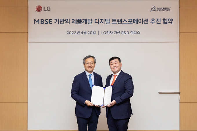 쪽부터 LG전자 오세기 부사장, 다쏘시스템코리아 조영빈 대표이사 (사진=다쏘시스템)