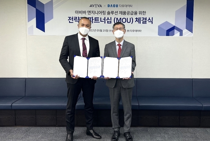몬 자만 아비바 아태지역 총괄 겸 수석 부사장(왼쪽)과 다우데이타 성백진 대표(오른쪽) (사진=아비바코리아)
