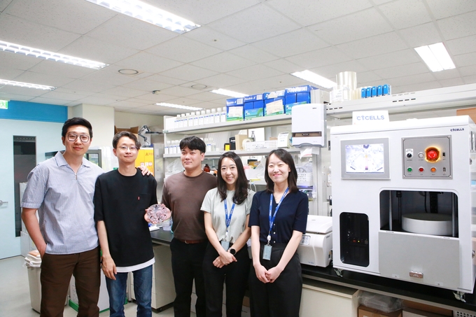 왼쪽부터 DGIST 뉴바이올로지학과 김민석 교수, 우형중 석박사통합과정생, 씨티셀즈 김종만 선임연구원, 강효정 선임연구원, 배가은 연구원 (사진=DGIST)