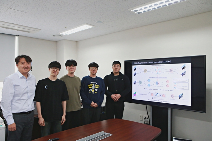 왼쪽부터 DGIST 전기전자컴퓨터공학과 임성훈 교수, 이승훈 석박사통합과정생, 김창재 석사과정생, 최민우 석박사통합과정생, 최원혁 석박사통합과정생 (사진=DGIST)