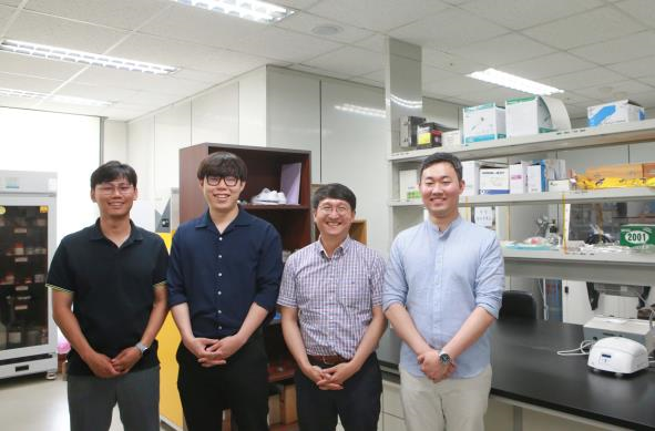 왼쪽부터 DGIST 에너지공학과 이주혁 교수, 이철재 석·박사통합과정생, 한국생산기술연구원 조한철 수석연구원, 박병건 박사과정생 (사진=한국생산기술연구원)