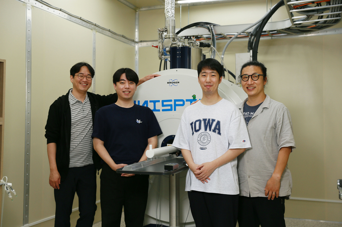  UNIST 바이오메디컬공학과 연구진의 모습. 왼쪽부터 권태준 교수, 조화평 연구원, 권구진 연구원, 조형준 교수 (사진=UNIST)