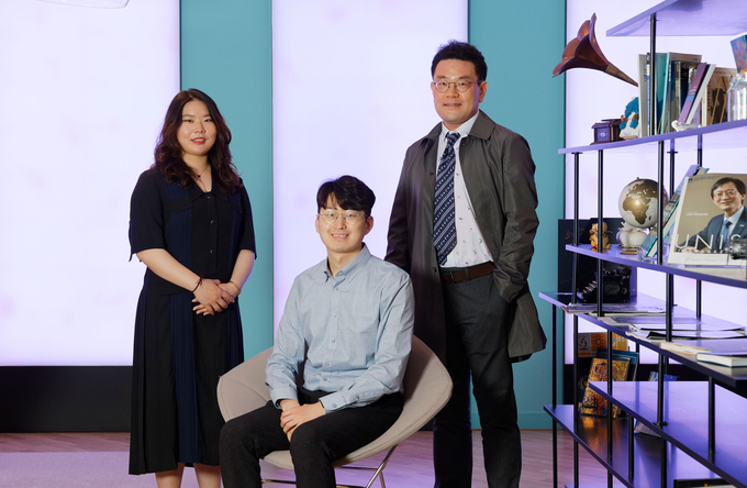 오른쪽부터 권순용 교수, 송승욱 연구원(제1저자), 심여선 연구원의 모습 (사진=UNIST)
