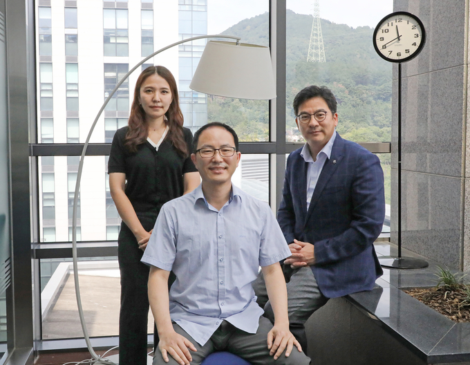 오른쪽부터 전기전자컴퓨터공학과 황재윤, 장진호, 김혜민 교수 (사진=DGIST)
