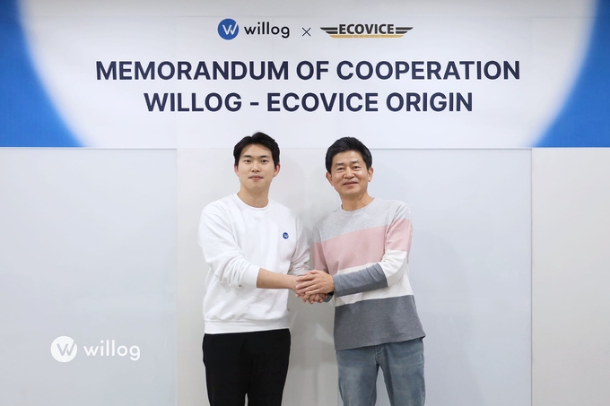 윌로그와 에코비스오리진이 업무협약을 체결했다. 사진은 윌로그 윤지현 대표(왼쪽)과 에코비스오리진 김익준 대표(오른쪽)